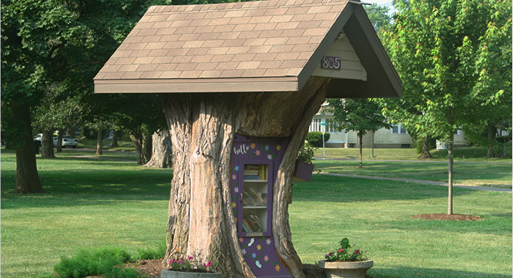 Lakeside Park Little Free Library in a tree stump